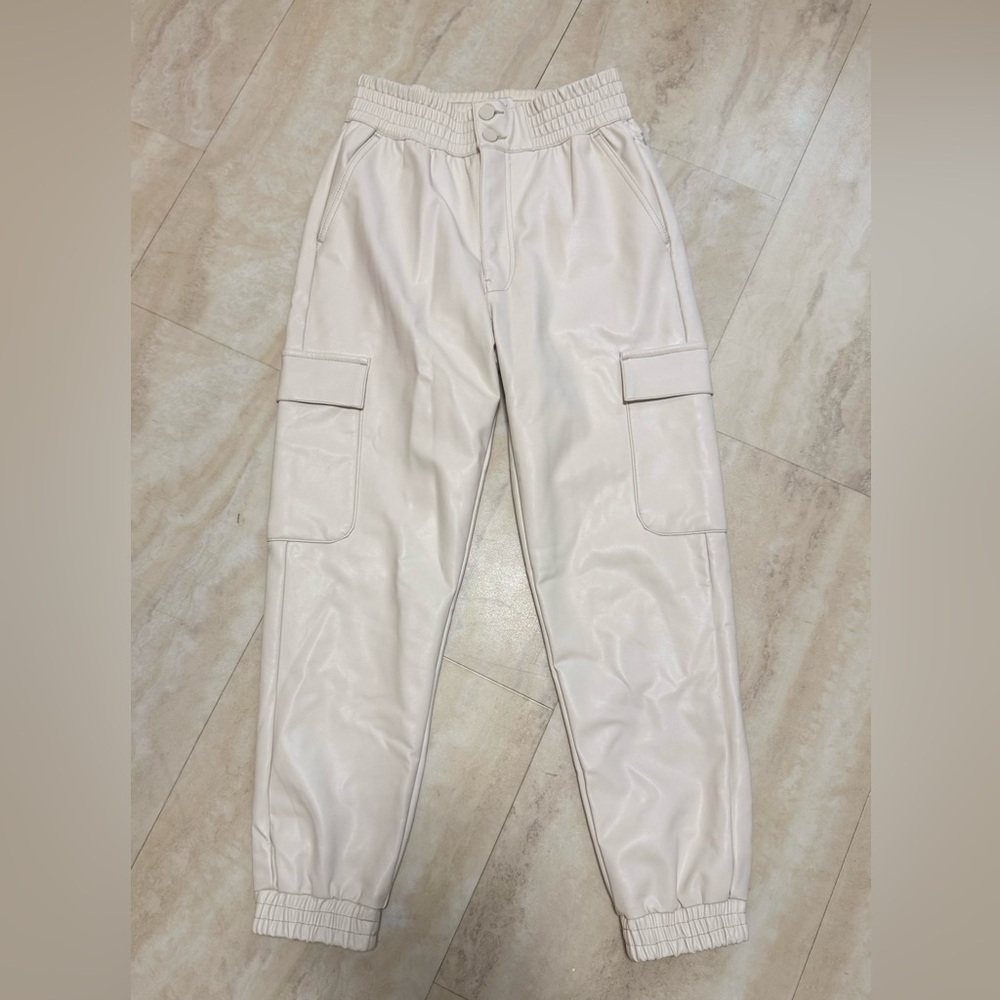 ABERCROMBIE AND FITCH Women’s Cream Cargo Pants, 24” (XS)